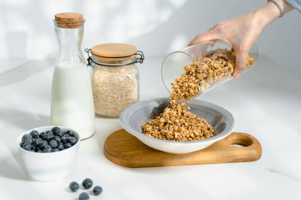 ilustrasi cara membuat oatmeal panggang (pexels.com/MART PRODUCTION)