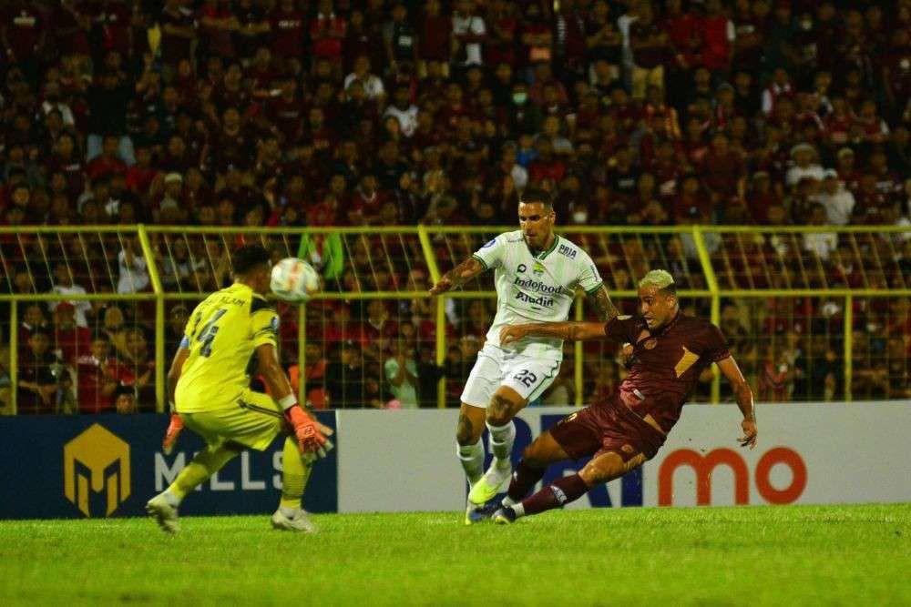Pesepak bola PSM Makassar Everton Nascimento (kanan) berebut bola dengan pesepak bola Persib Bandung Alberto Rodriguez (tengah) pada laga lanjutan BRI Liga 1 2023/2024 di Stadion Gelora BJ Habibie, Parepare, Sulawesi Selatan, Sabtu (22/7/2023) malam. ANTARA FOTO/Erick Didu/