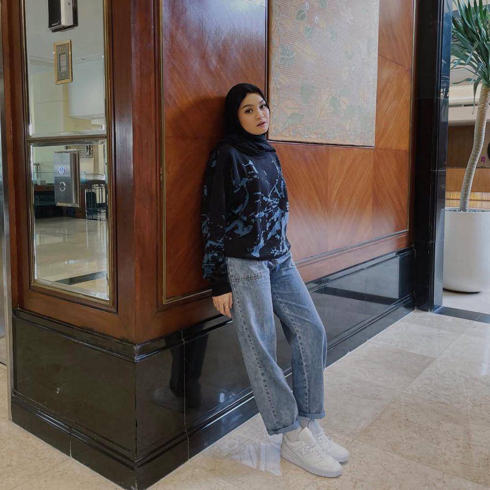 padu padan sneakers ala Salma Salsabil (instagram.com/salmasalsabil12)