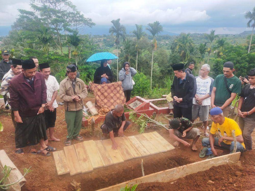 Proses pemakaman korban KDRT di Sukabumi (IDN Times/Istimewa)