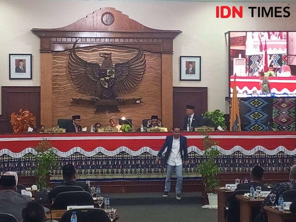 Anggota DPRD NTB dari Partai Perindo M. Nashib Ikroman menyerahkan usulan hak interpelasi kepada pimpinan DPRD NTB, Selasa (14/1/2025). (IDN Times/Muhammad Nasir)