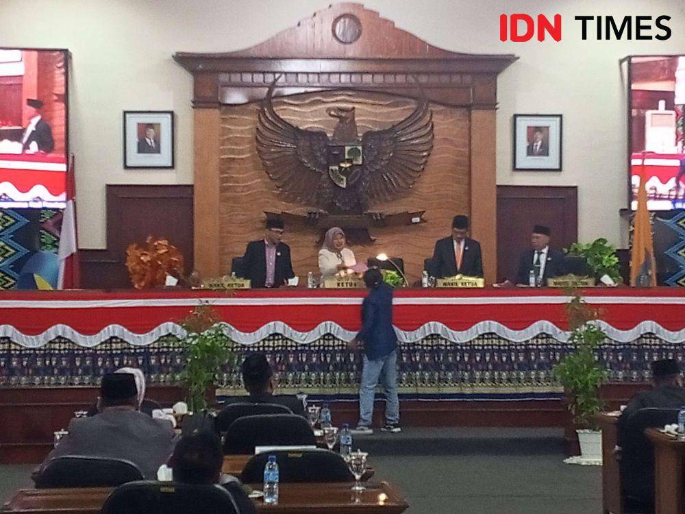 Anggota DPRD NTB dari Partai Perindo M. Nashib Ikroman menyerahkan usulan hak interpelasi kepada pimpinan DPRD NTB, Selasa (14/1/2025). (IDN Times/Muhammad Nasir)