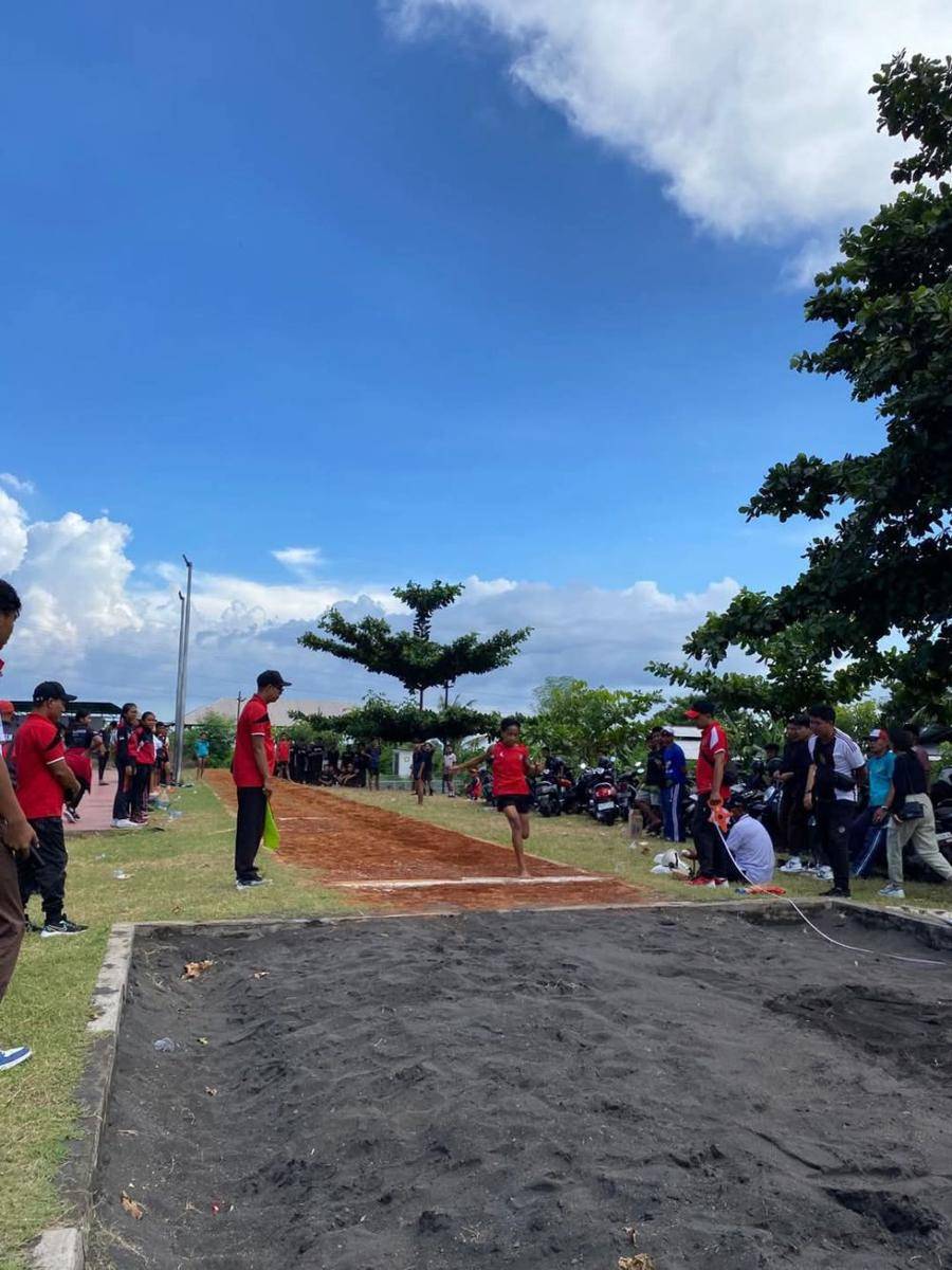 Kondisi lapangan di kawasan GOR Swecapura Gelgel.(Dok. IDN Times/istimewa)