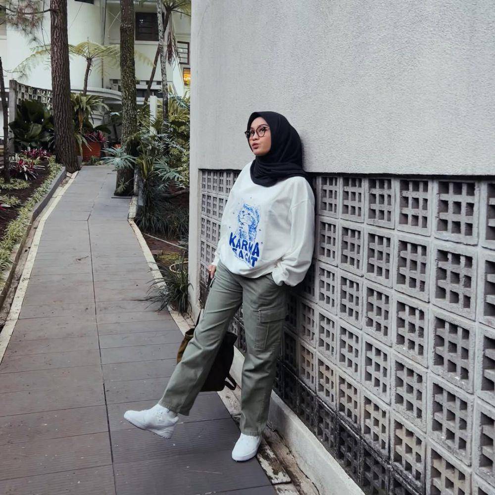 padu padan sneakers ala Salma Salsabil (instagram.com/salmasalsabil12)