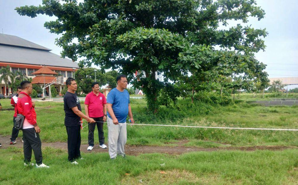 Ketua KONI Klungkung, Anak Agung Gde Anom saat mengukur ketersediaan lahan di kawasan GOR Swecapura Gelgel.(Dok. IDN Times/istimewa)