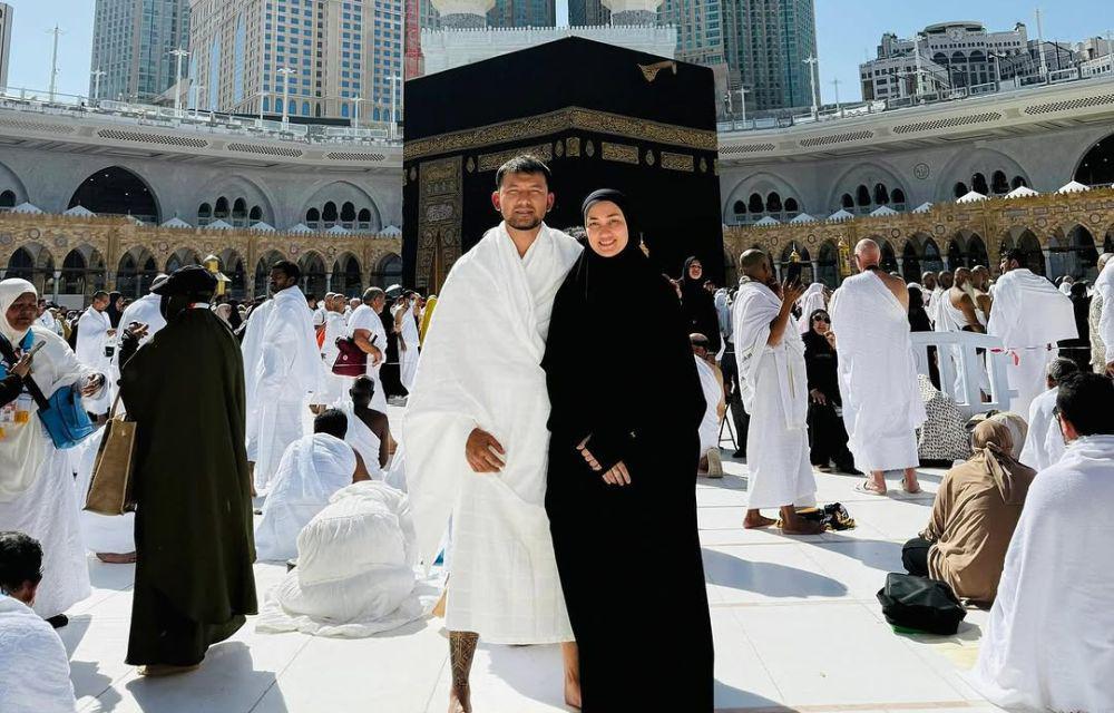 8 Potret Rio Dewanto dan Atiqah Hasiholan Umrah, Ibadah Awal Tahun