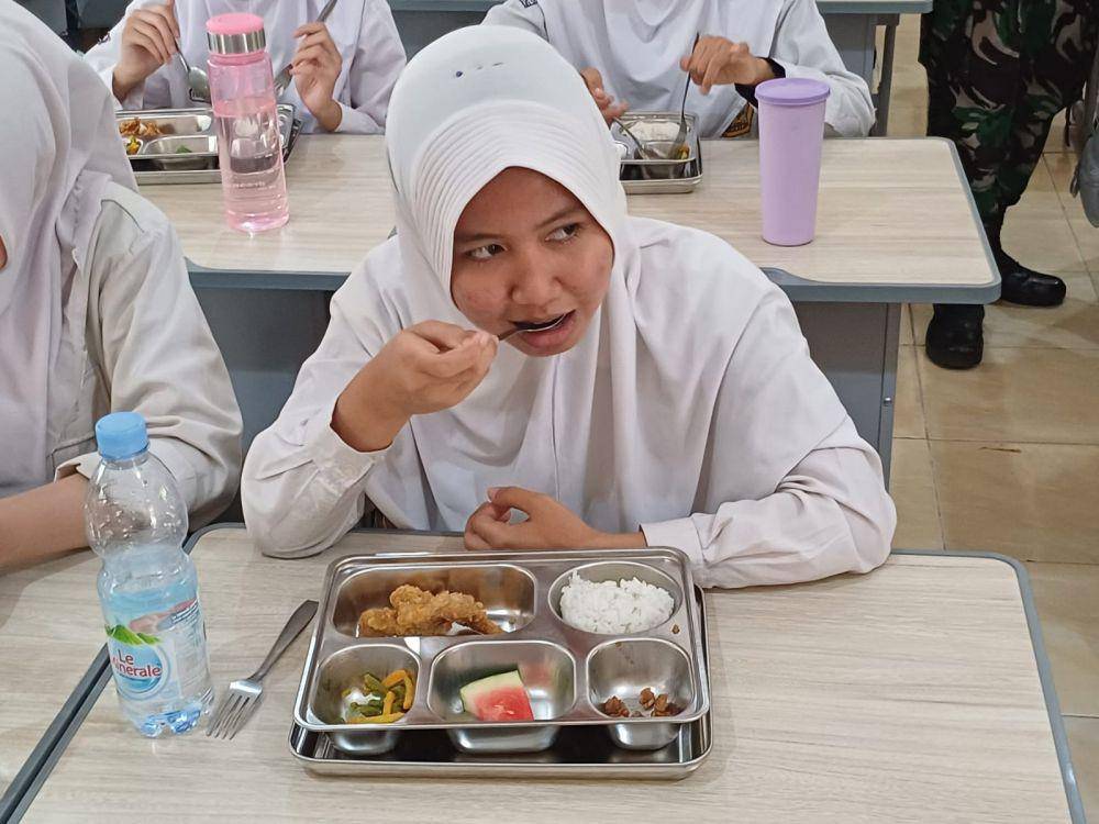 Makan Bergizi Gratis di lima sekolah di kawasan Sukarami Palembang (Dok: istimewa)