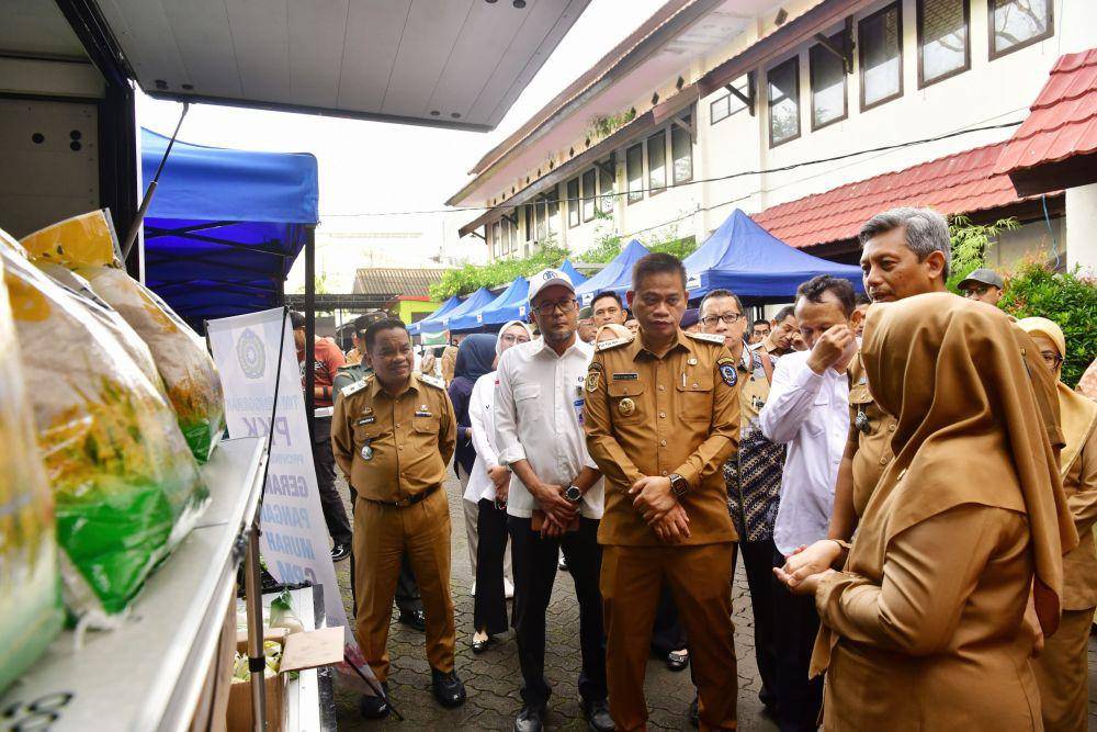 Pemerintah Provinsi Sulawesi Selatan meluncurkan Gerakan Pangan Murah perdana di halaman Kantor Dinas Ketahanan Pangan Provinsi Sulsel, Selasa (14/1/2025). (Dok. Humas Pemprov Sulsel)