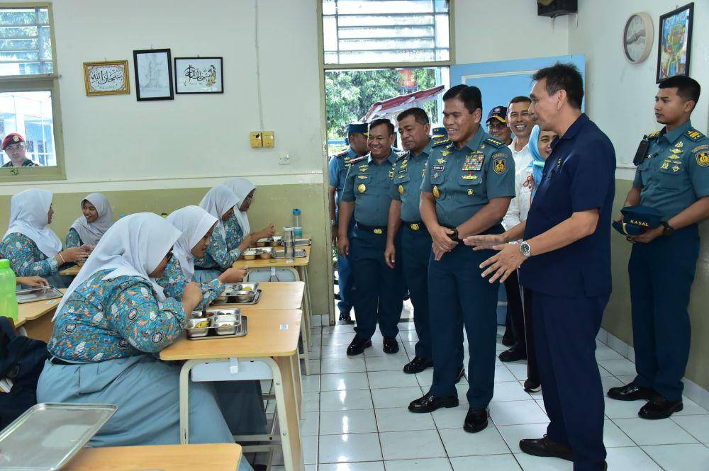 Kepala Staf TNI Angkatan Laut (KSAL) Laksamana Muhammad Ali ikut meninjau program makan bergizi gratis di SMA Hang Tuah I, Cipulir. (Dokumentasi TNI AL)