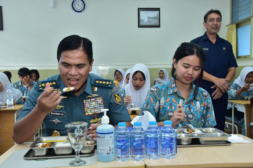 KSAL Ikut Santap Makan Bergizi Gratis di SMA Hang Tuah I
