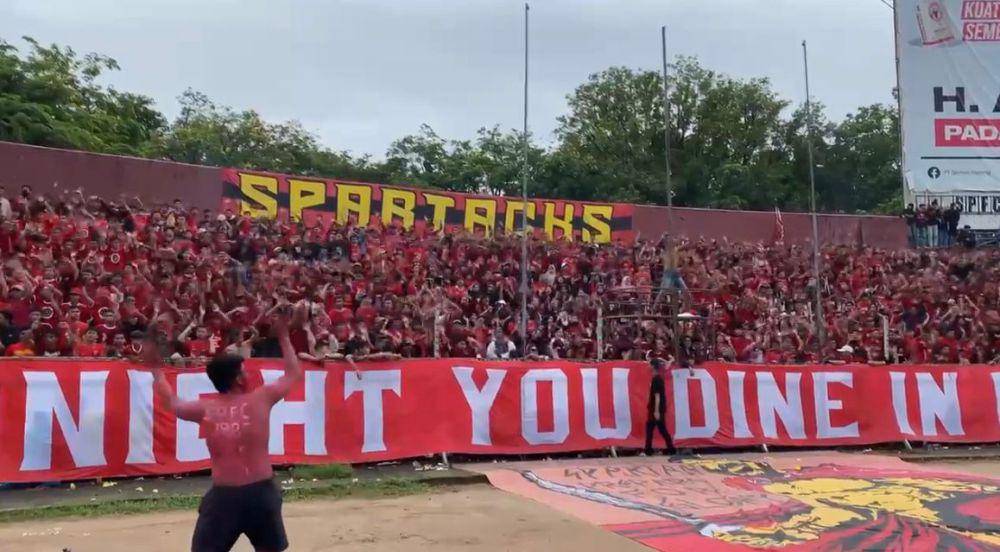 Spartaks memberikan dukungan untuk Semen Padang FC (Foto: Spartaks)