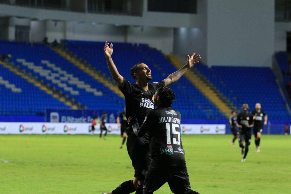 Selebrasi pemain Semen Padang FC, Bruno Gomes usai mencetak gol ke gawang Borneo FC (Foto: MO Semen Padang FC)