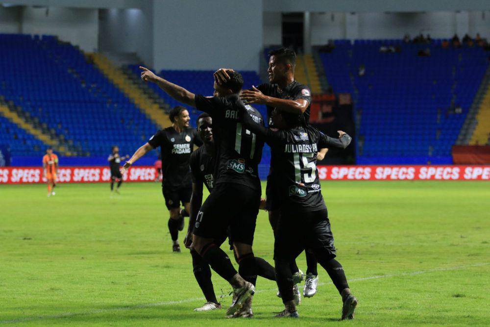 Selebrasi pemain Semen Padang FC usai mencetak gol ketigake gawang Borneo FC (Foto: MO Semen Padang FC)