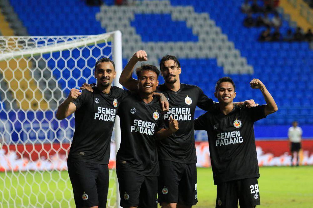 Selebrasi pemain Semen Padang FC usai gol ketiga ke gawang Borneo FC (Foto: MO Semen padang FC)