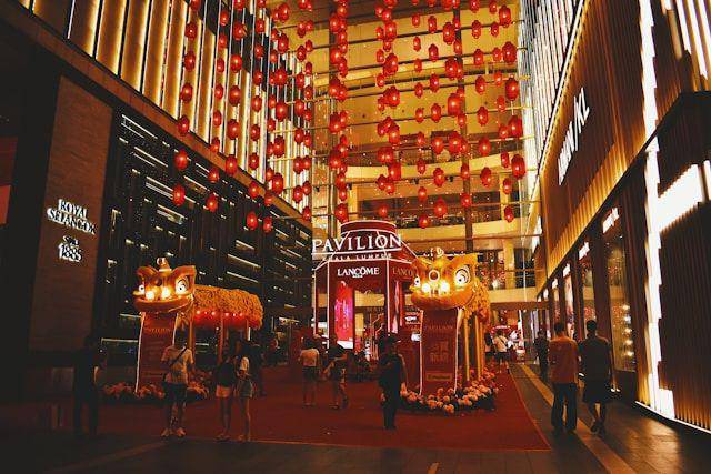 Dekorasi Imlek di mall (unsplash.com/jordanl)