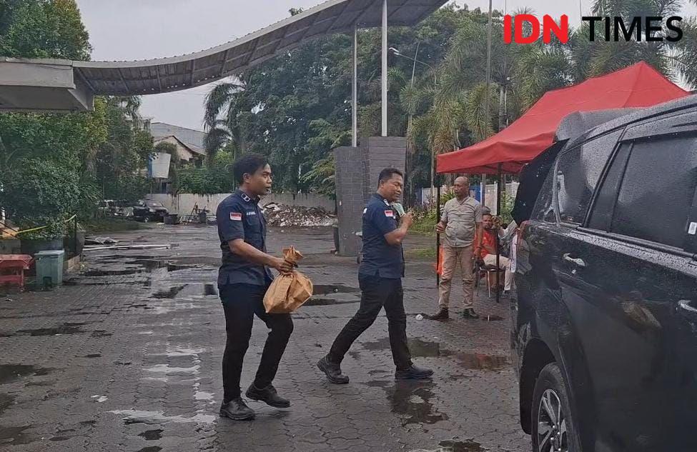 Olah TKP, Tim Labfor Bawa Sampel dari Area Kebakaran Disdik Makassar