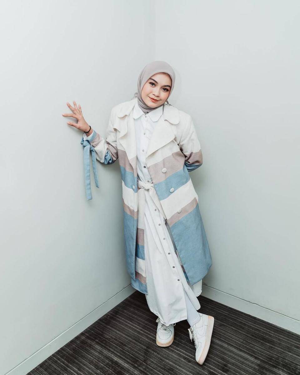 padu padan sneakers ala Salma Salsabil (instagram.com/salmasalsabil12)