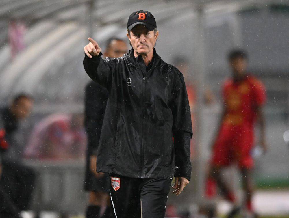 Isu pemecatan Pieter Huistra semakin santer setelah sang pelatih tak ikut mendampingi Borneo FC kala menjamu Semen Padang, Selasa (14/1/2025) malam. (Dok. PT LIB)