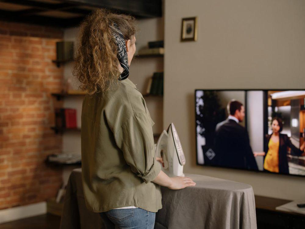 Kenapa Orang Suka Nyalain TV saat Beres-beres Rumah?