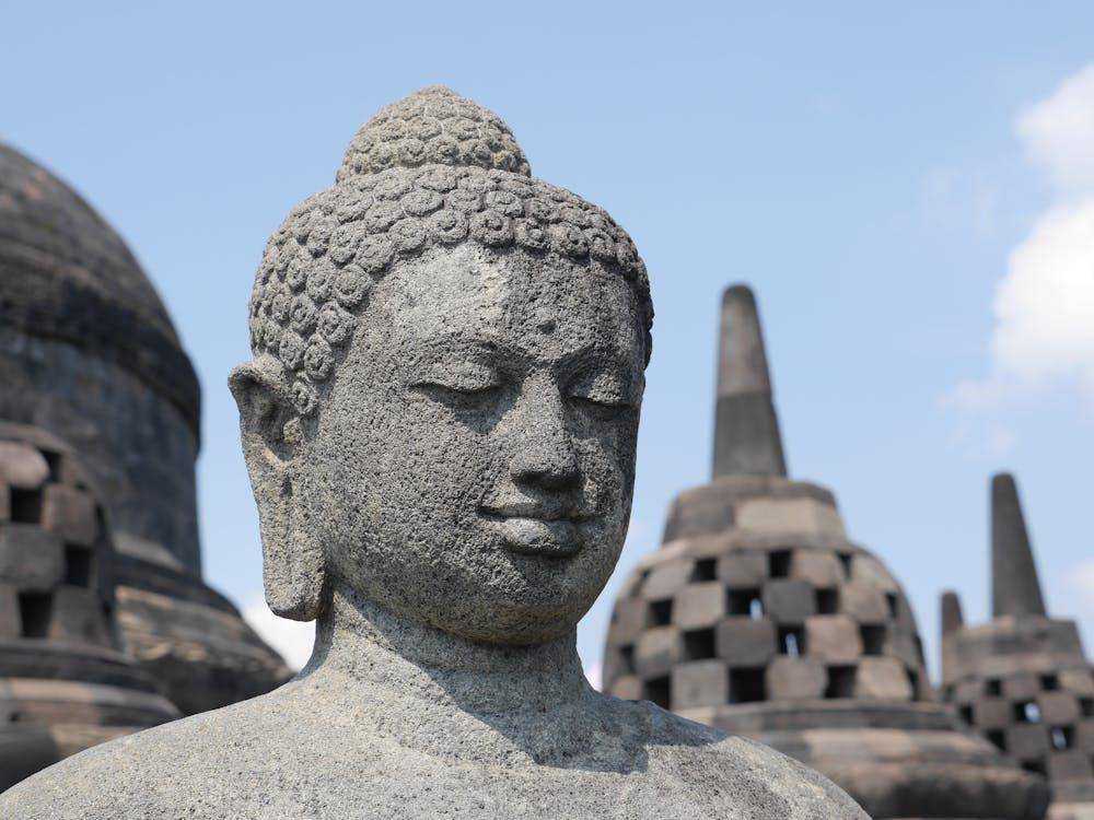 ilustrasi patung Buddha dan stupa (pexels.com/Bl∡ke)