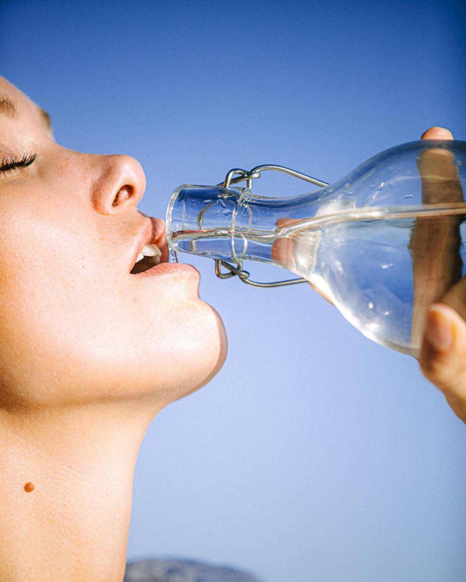 Wanita sedang minum air (https://www.pexels.com/id-id/Arnie Watkins)