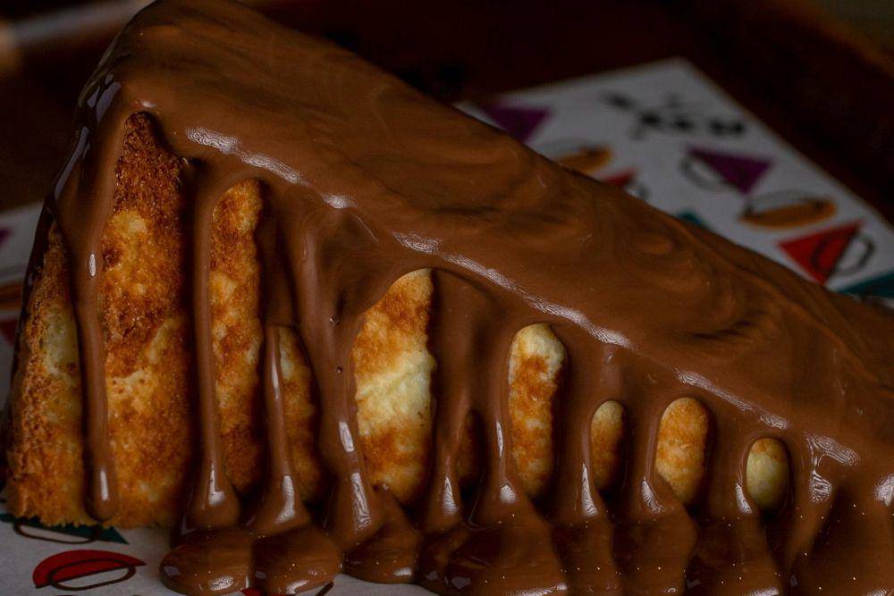 ilustrasi burnt cheesecake dan saus manis (pexels.com/Badah Q)