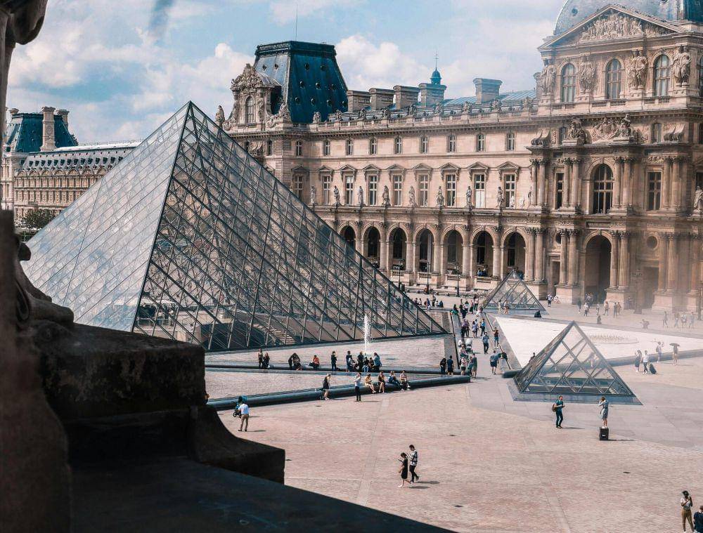 Potret Museum Louvre di Paris, Prancis
