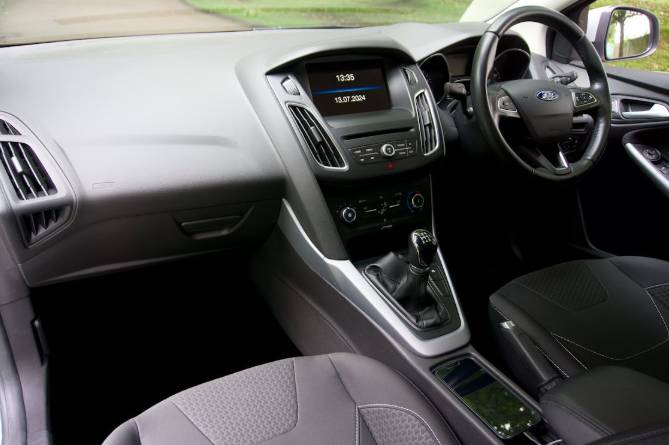 Ilustrasi interior mobil manual (pexels.com/Mike bird)