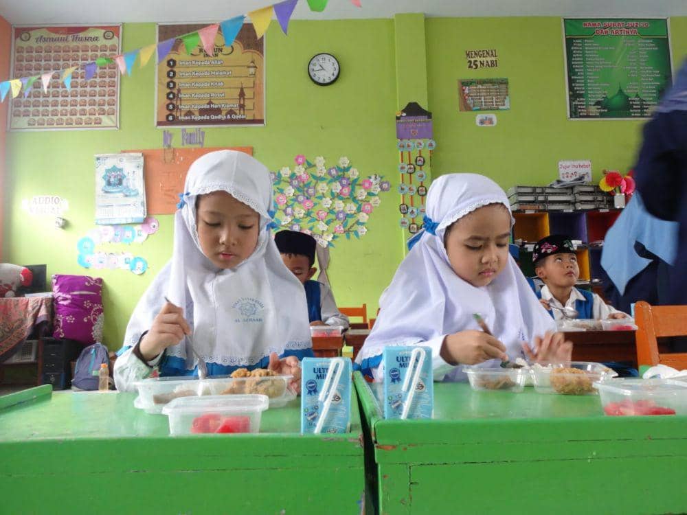 Siswa di Tulungagung menikmati paket MBG yang dibagikan pemerintah. IDN Times/ Bramanta Pamungkas