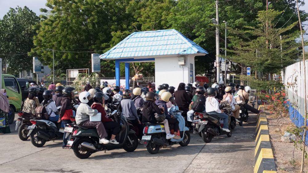 Sejumlah penumpang hendak masuk ke Palabuhan Kayangan. (IDN Times/Muhammad Nasir)