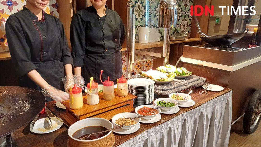 Potret piring-piring dan makanan hotel (IDN Times/Dhiya Awlia Azzahra)