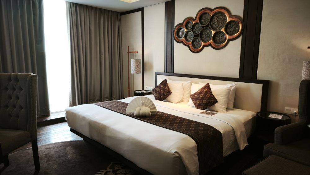 Potret kamar hotel dengan bed scarf (IDN Times/Dhiya Awlia Azzahra)