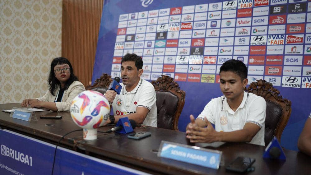 Pelatih Semen Padang FC, Eduardo Almeida saat melakukan jumpa pers usai pertandingan (Foto: MO Semen Padang FC)