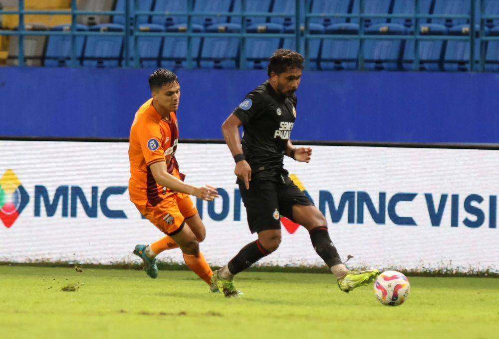 Borneo FC (jersey oranye) harus menelan kekalahan menyakitkan 1-3 saat berhadapan dengan Semen Padang FC, di Stadion Batakan, Selasa (14/1/2025) malam. (Dok. Istimewa)