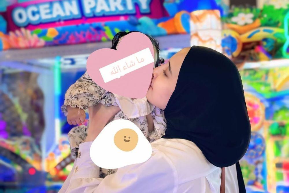 Zaskia Sungkar Perkenalkan Bayi Perempuannya, Diduga Adopsi Anak