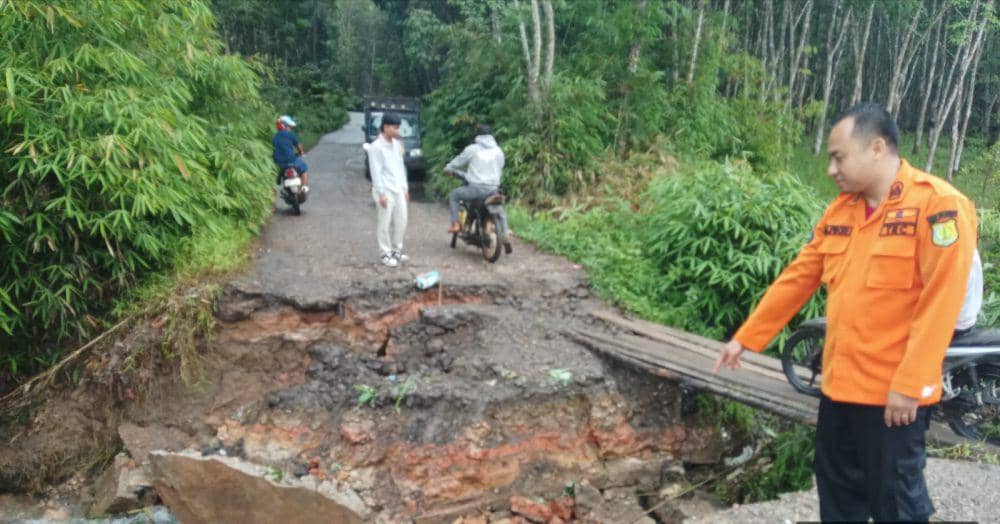 Jalan penghubung 2 desa di Babat Toman putus akibat jujan deras. (Dok. BPBD Muba)