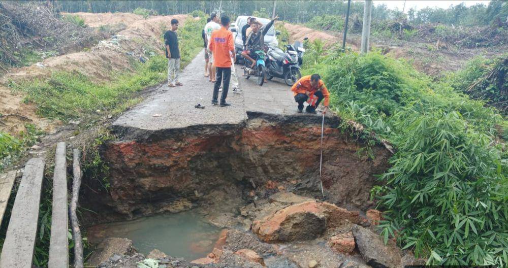 Jalan penghubung 2 desa di Babat Toman putus akibat jujan deras.