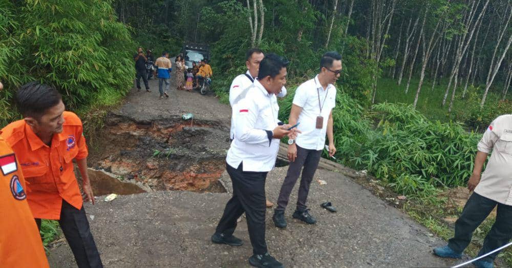 Jalan penghubung 2 desa di Babat Toman putus akibat jujan deras. (Dok. BPBD Muba)