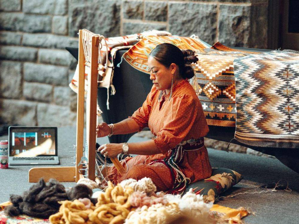 ilustrasi kain tenun Bali (pexels.com/Daniel Torobekov)