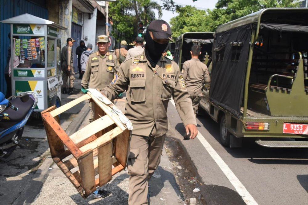 PKL Kapasan-Kenjeran yang Jualan di Trotoar Ditertibkan