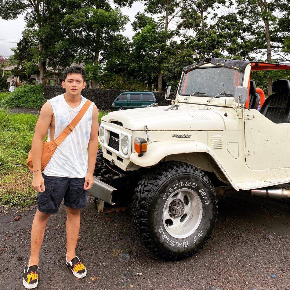 ide summer outfit cowok ala Randy Martin (instagram.com/randymartinnn)