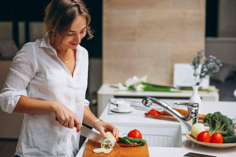 Ilustrasi wanita memasak di dapur (freepik.com/senivpetro)
