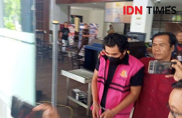 Tersangka kasus korupsi KUR sapi inisial MSZ dibawa ke mobil tahanan untuk dijebloskan ke Lapas Kelas IIA Kuripan Lombok Barat. (IDN Times/Muhammad Nasir)