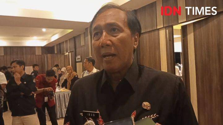Pj Bupati Banyumas Ihwanuddin Iskandar singgung dana silpa dari pemkab untuk segera dikembalikan oleh KPU Banyumas, Rabu (15/1/2025).(IDN Times/Cokie Sutrisno)
