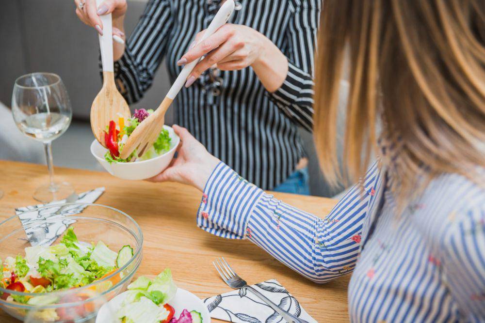 Ilustrasi wanita memasak salad (freepik.com/freepik)