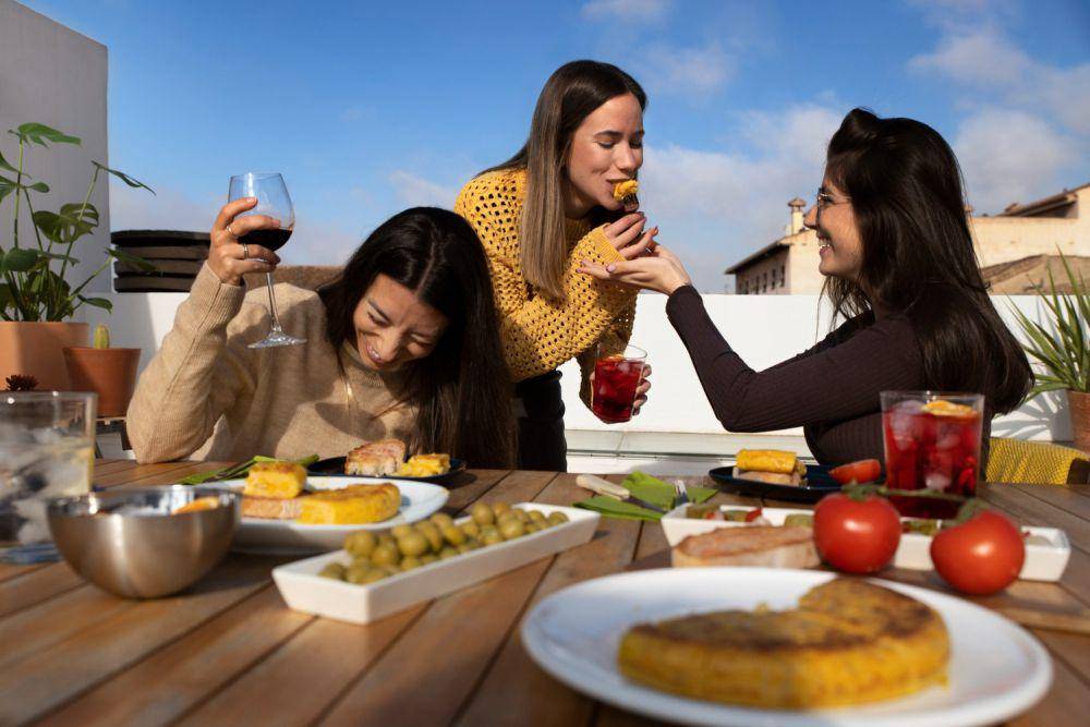 Ilustrasi makan bersama (freepik.com/freepik)