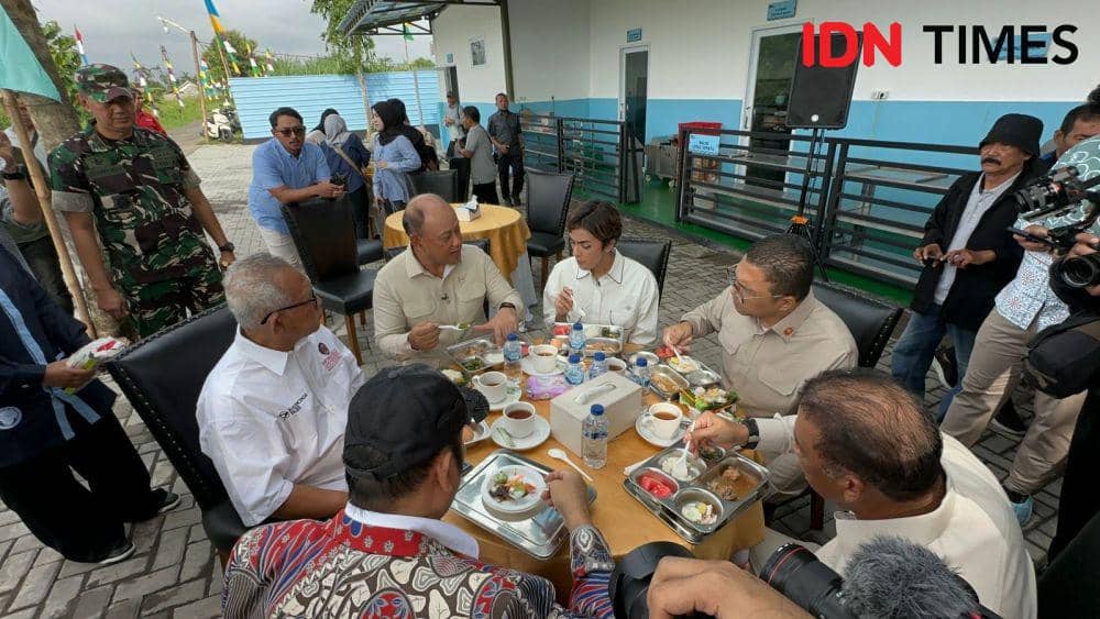 Kepala Bappenas bersama Pemilik Yayasan Bangun Gizi Nusantara Puspo Wardoyo mecicipi makanan MBG di Gagaksipat. (IDN Times/Larasati Rey)