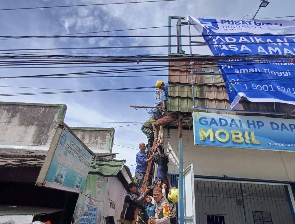 Evakuasi pekerja yang tersengat listrik (IDN Times/Istimewa)