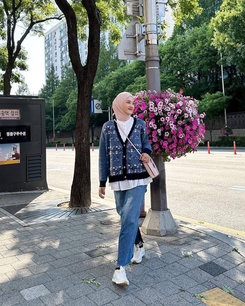 OOTD hijab kekinian ala Rania Sukandari (instagram.com/raniaskdr_)