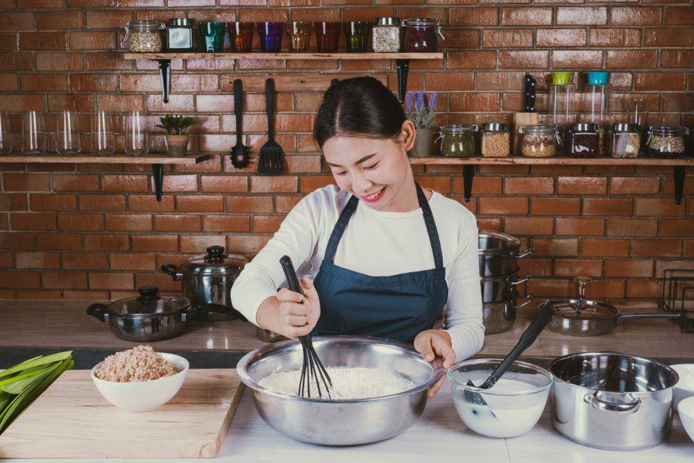 Ilustrasi wanita memasak di dapur (freepik.com/jcomp)